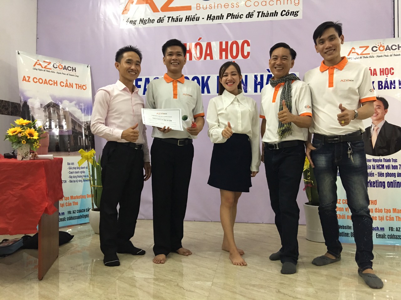 trao giấy chứng nhận cho chuyên gia Nguyễn Chí Tâm