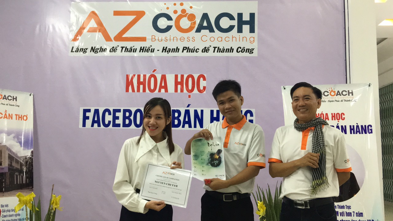 trao giấy chứng nhận cho chuyên gia Nguyễn Chí Tâm